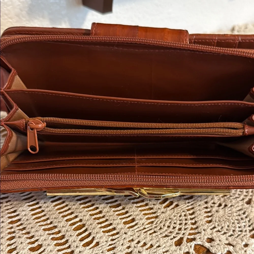 Elegant Brown Leather Wallet - Picture 3 of 4